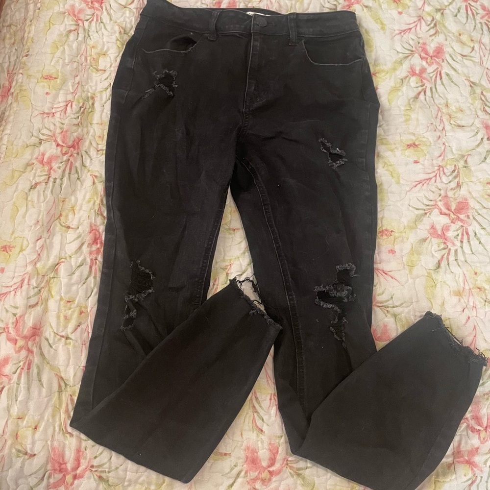 MAURICES BLACK DISTRESSED JEANS